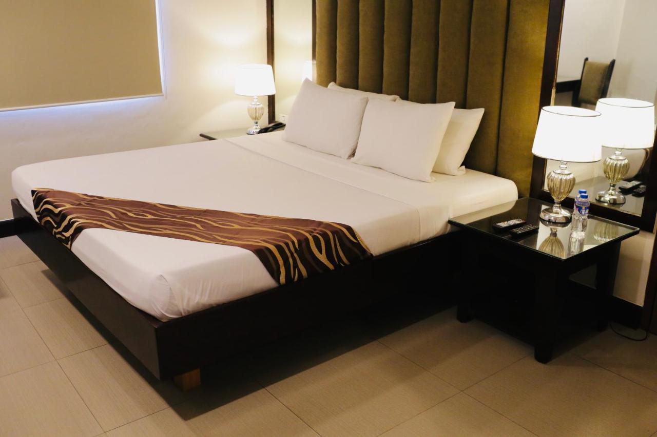 Amalfi718 Hotel Lipa City Esterno foto